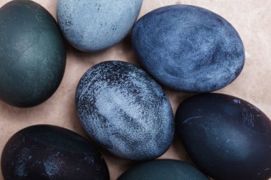 Bir sürü altın yumurta yakın planda. Klasik paskalya kartı