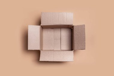 Kahverengi arkaplanda paket paketlemek için boş karton kutu