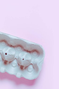 Pembe arka plandaki neon ışıkta yumurta için boş bir kutu. Ürün kıtlığı kavramı