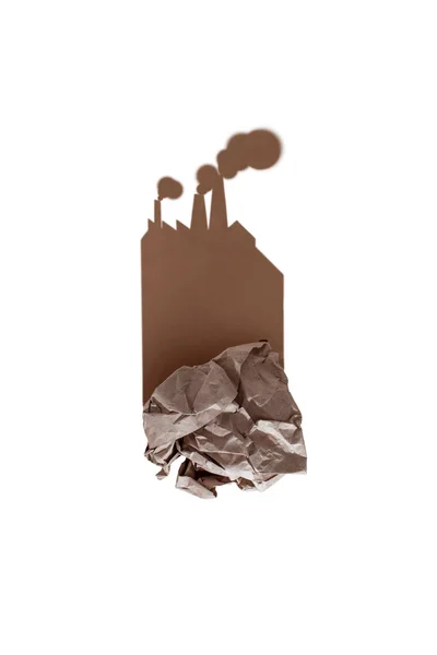 Egy csomó összegyűrt papír kemény árnyékot vet egy szemét újrahasznosító üzem alakjára.. — Stock Fotó