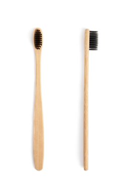 Tahta diş fırçaları beyaz bir arkaplanda izole edilmiş.