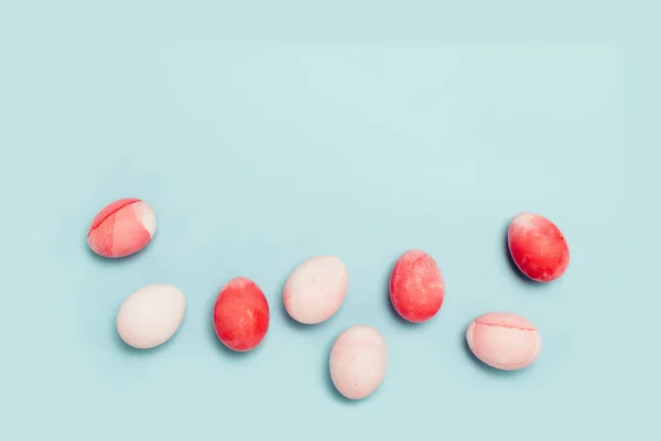 Lindo fondo azul claro con huevos rosados — Foto de Stock