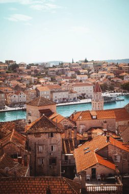 Hırvatistan 'ın Trogir kentindeki tarihi binaların en üst görüntüsü