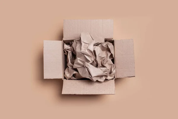 Volle Schachtel mit faltigem Papier. Überschüssiges Verpackungskonzept — Stockfoto