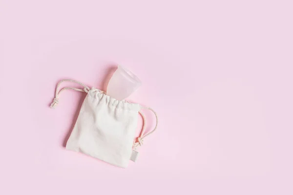 Taza menstrual de silicona en una bolsa de algodón. Higiene íntima reutilizable — Foto de Stock