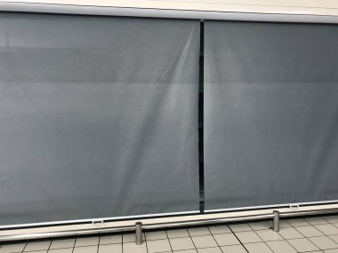 Dükkanda kapalı raflar, ekonomik kriz sırasında mal eksikliği