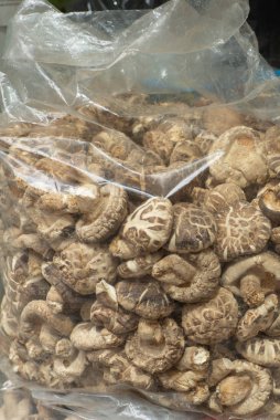 Hong Kong 'da kurutulmuş Çin mantarı poşetine yaklaştık.