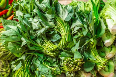 Hong Kong 'daki markette taze Choy Sum paketleri.