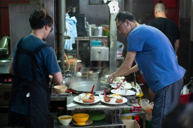 Hong Kong 'da sokak lokantasında yemek pişirmek. 
