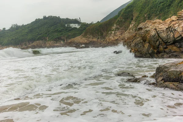 Onde che si infrangono sugli scogli e sulla spiaggia di Big Wave Beach a Hong — Foto Stock