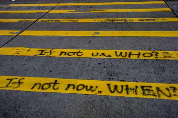 Central Hong Kong 'daki protestodan yola çıkan mesajlar.