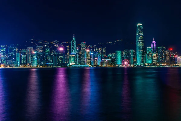 밤에 코울 룬에서 홍콩의 하늘 이 우뚝 솟아 있고 해안에서 내려다 보이는 곳 — 스톡 사진