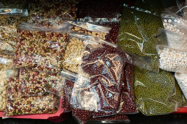 Sacs colorés de haricots au marché humide de Hong Kong — Photo