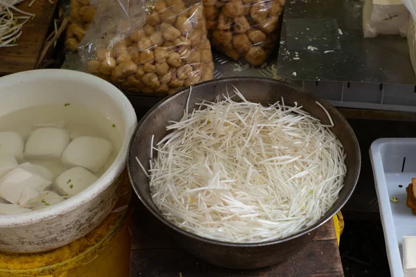 Tigelas de tofu fresco e brotos de soja no mercado molhado de Hong Kong — Fotografia de Stock