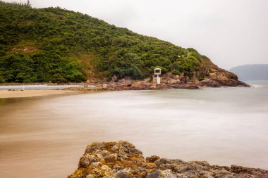 Gün doğumunda Hong Kong 'daki Big Wave Sahili' ndeki kayaların ve plajların deniz manzarası.
