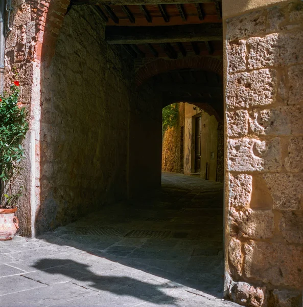 As ruas estreitas velhas na cidade medieval de Massa Marittima i — Fotografia de Stock