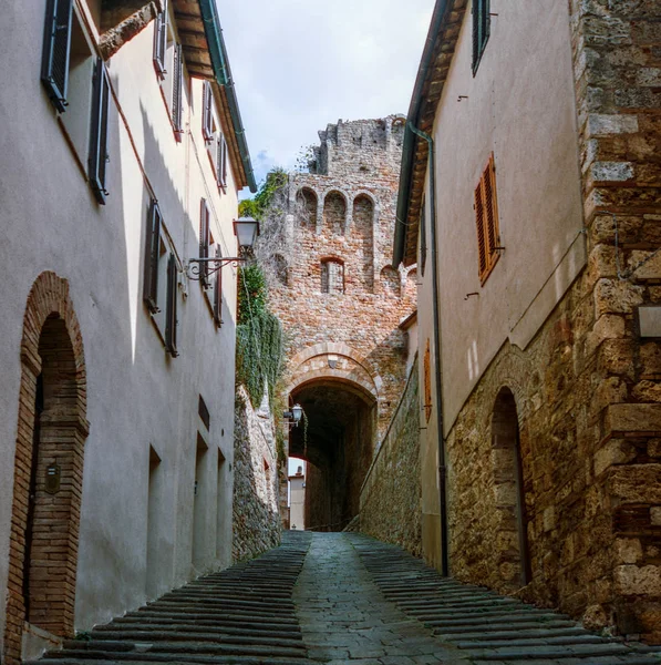 As ruas estreitas velhas na cidade medieval de Massa Marittima i — Fotografia de Stock