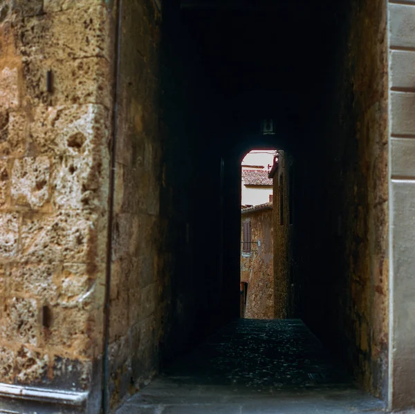 Staré úzké uličky ve středověkém městě Massa Marittima i — Stock fotografie