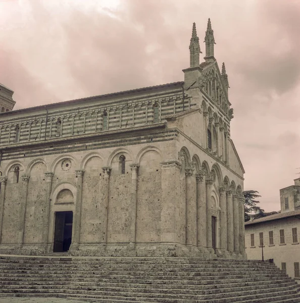 De kathedraal van Saint Cerbonius in de middeleeuwse stad Massa M — Stockfoto