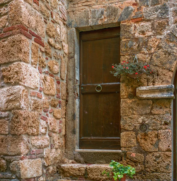 O ușă veche din lemn în orașul medieval Massa Marittima din T — Fotografie, imagine de stoc