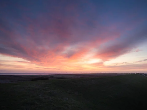 Vista de um nascer do sol colorido na costa do Mar de Wadden em Dor — Fotografia de Stock