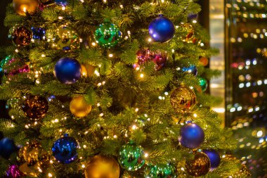 Zürih 'te bir Noel ağacında renkli cam takılar ve bokeh -