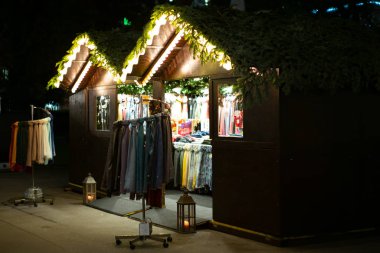 Zürih S 'teki bir Noel pazarında geleneksel bir eşarp dükkânı.