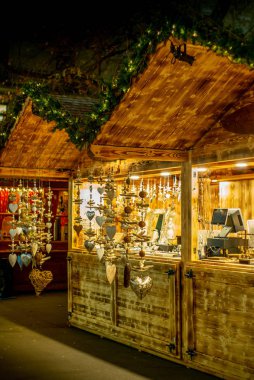 Geleneksel bir mücevher dükkanı Zürih 'te bir Noel pazarında.