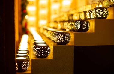 Geleneksel mum hediye dükkânı Zürih 'te bir Noel pazarında. 