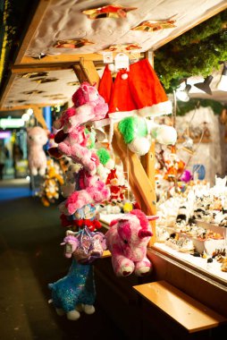 Zürih Swi 'deki bir Noel pazarında geleneksel bir oyuncak dükkânı.