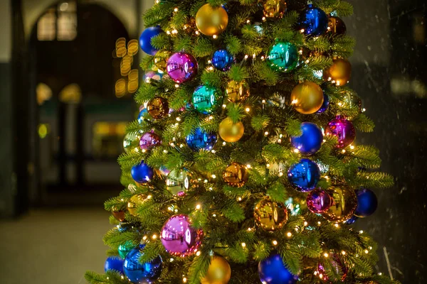 Baldes de vidro coloridos e bokeh em uma árvore de Natal em Zurique — Fotografia de Stock