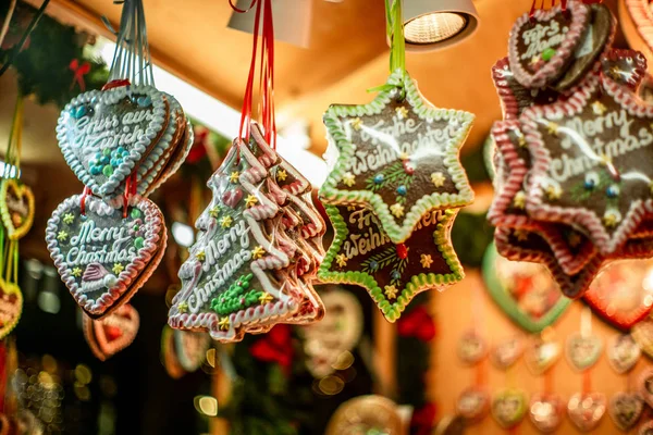 Bunte klassische deutsche Lebkuchen mit frohen Weihnachten — Stockfoto