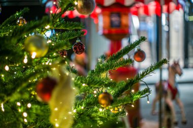 Z 'deki bir Noel ağacında renkli altın mücevherler ve bokeh
