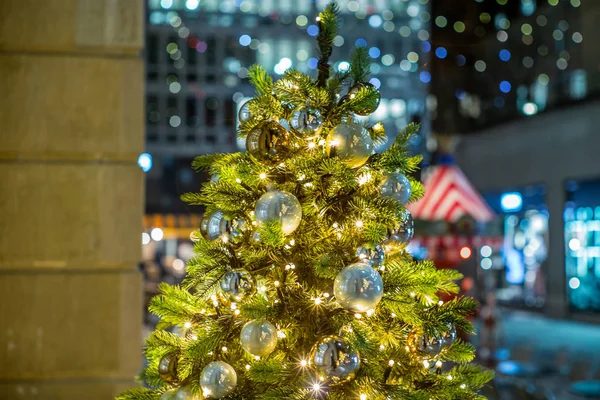 Baldes de vidro dourado coloridos e bokeh em uma árvore de Natal em Z — Fotografia de Stock