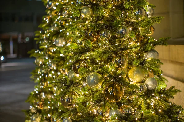 Boules en verre doré coloré et bokeh sur un arbre de Noël en Z — Photo