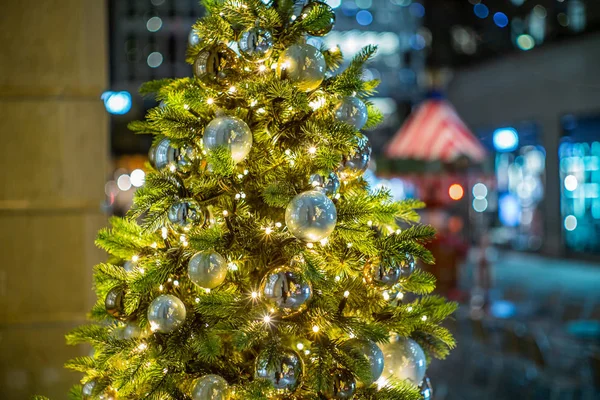 Baldes de vidro dourado coloridos e bokeh em uma árvore de Natal em Z — Fotografia de Stock