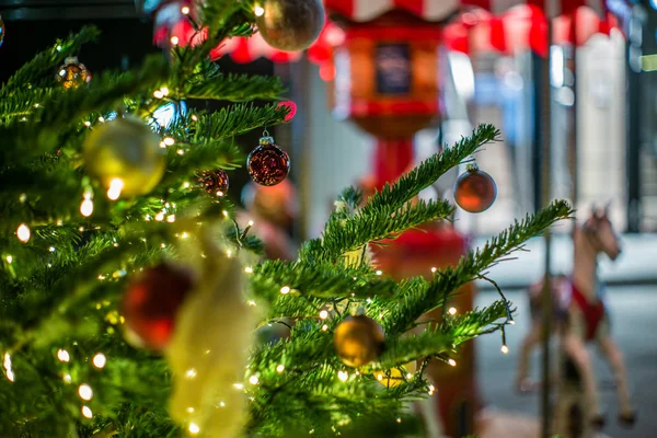 Baldes de vidro dourado coloridos e bokeh em uma árvore de Natal em Z — Fotografia de Stock