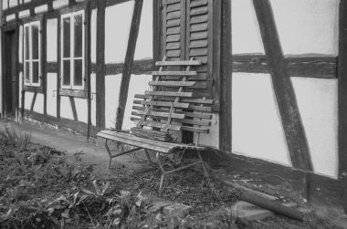 İsviçre 'de eski bir çiftlik evinin önündeki bankta.