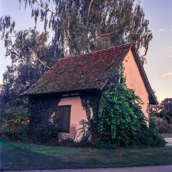 Ein alter landwirtschaftlicher Lagerschuppen in der Schweiz in der Nähe von Zürich — Stockfoto