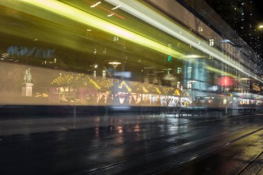Noel alışverişi süslemedeki şenlikli Noel pazarında