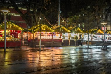 Noel alışverişi süslemedeki şenlikli Noel pazarında