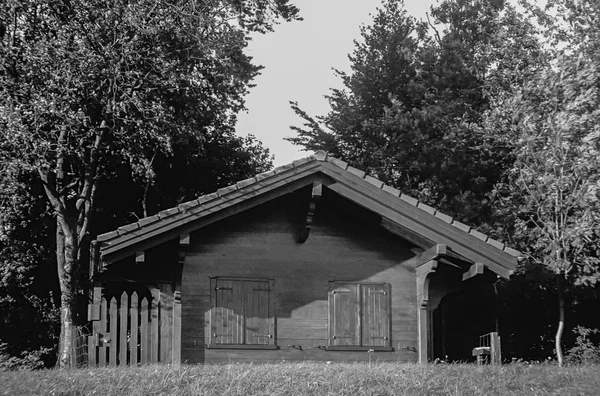 Un vecchio cottage in legno sulle colline svizzere vicino a Zurigo girato con b — Foto Stock