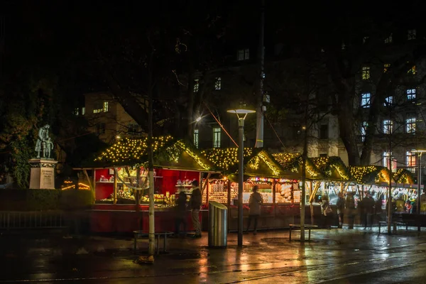 Weihnachtseinkäufe auf dem festlich geschmückten Weihnachtsmarkt — Stockfoto