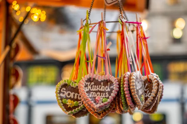 Bunte klassische deutsche Lebkuchen mit Liebesbotschaften auf einen Streich — Stockfoto