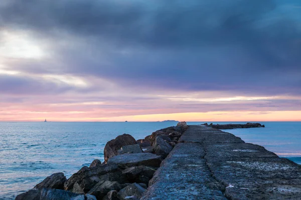 Cais Mar Mediterrâneo Toscana Pôr Sol Com Uma Ilha Veleiro — Fotografia de Stock