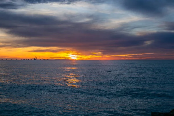 Ein Pier Mittelmeer Der Toskana Bei Sonnenuntergang Mit Einer Insel — Stockfoto