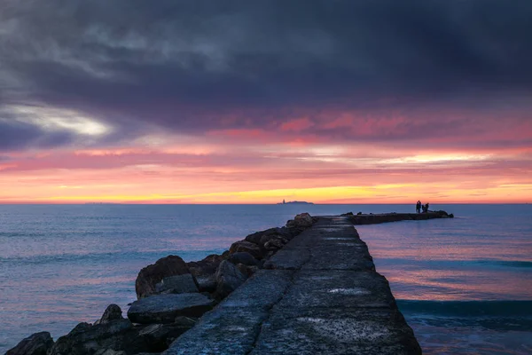 Silhouetten Auf Einem Steg Mittelmeer Der Toskana Bei Sonnenuntergang — Stockfoto