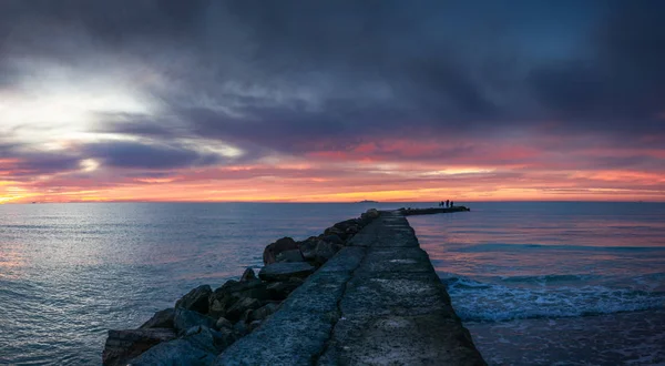 Silhouetten Een Pier Aan Middellandse Zee Toscane Bij Zonsondergang — Stockfoto