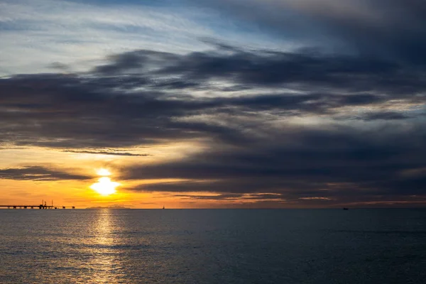 Günbatımında Toskana Akdeniz Bir Rıhtım Arka Planda Bir Ada Yelkenli — Stok fotoğraf