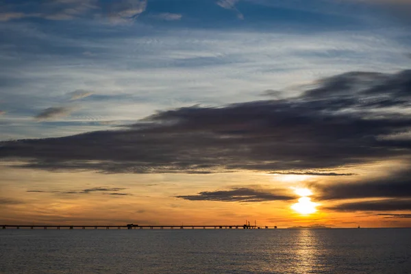 Ein Pier Mittelmeer Der Toskana Bei Sonnenuntergang Mit Einer Insel — Stockfoto